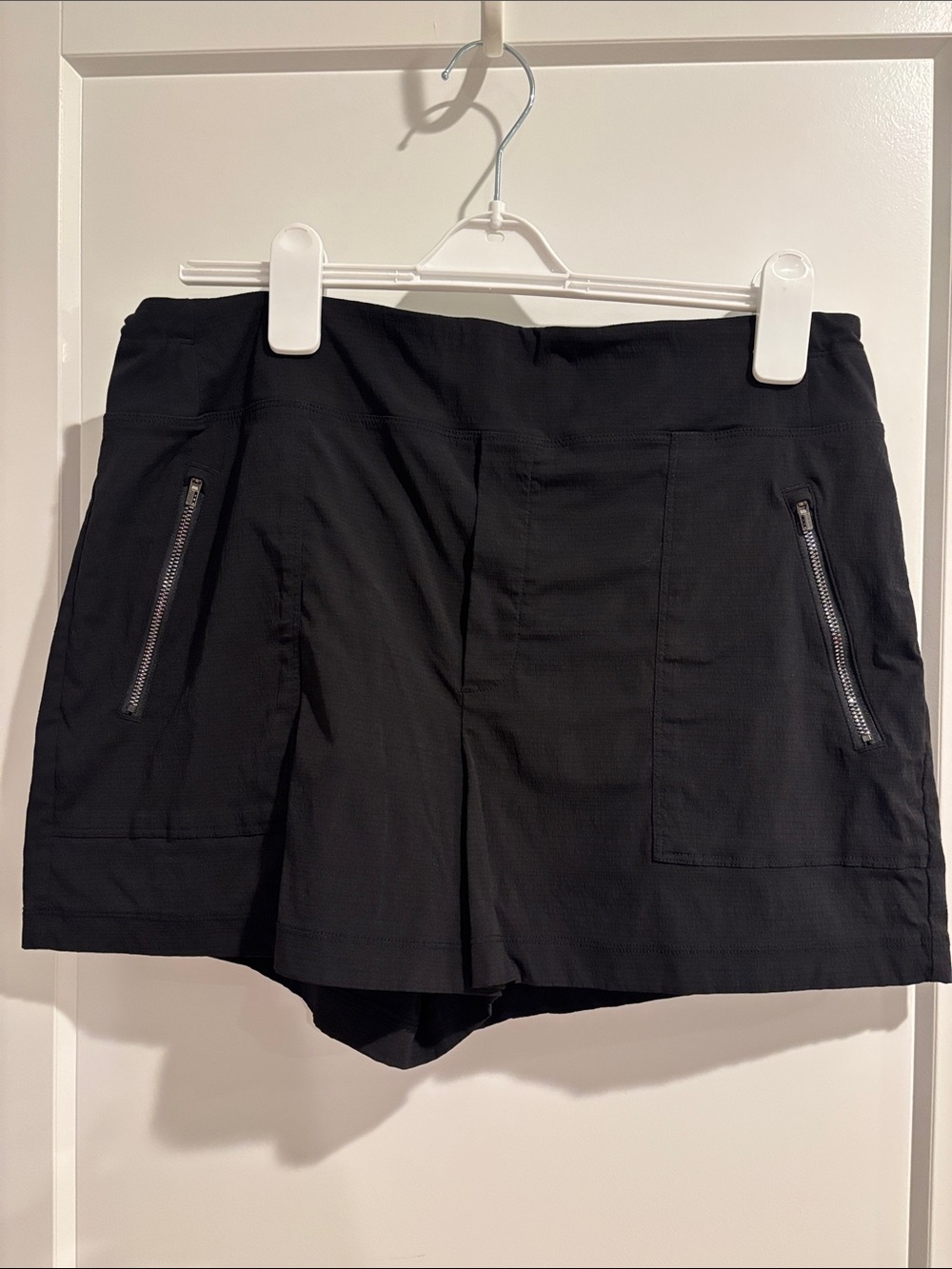 Athleta Women’s Shorts with Zipper Pockets 14